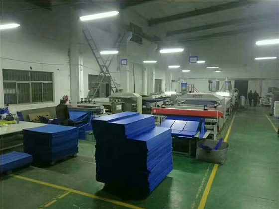 鈣塑板生產(chǎn)現(xiàn)場