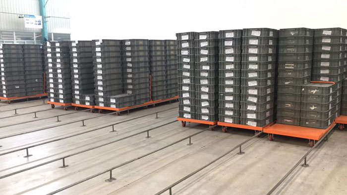 塑料周轉(zhuǎn)箱在廠(chǎng)區(qū)